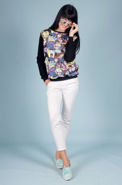 Mavi bir arka plan üzerinde poz güzel genç kız