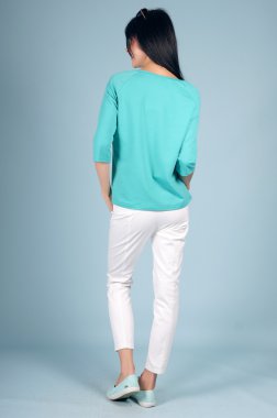 Mavi bir arka plan üzerinde poz güzel genç kız