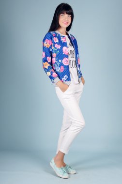 Mavi bir arka plan üzerinde poz güzel genç kız