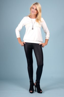 Mavi bir arka plan üzerinde poz güzel genç kız