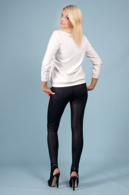 Mavi bir arka plan üzerinde poz güzel genç kız