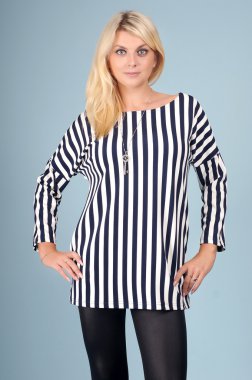 Mavi bir arka plan üzerinde poz güzel genç kız