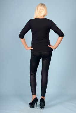 Mavi bir arka plan üzerinde poz güzel genç kız