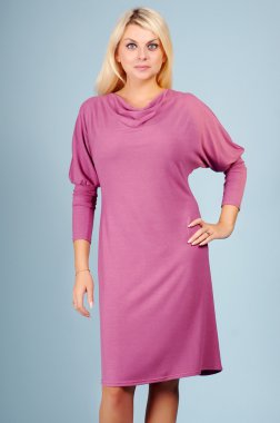 Mavi bir arka plan üzerinde poz güzel genç kız