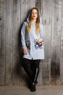 Kız giyiyor gri hırka. İzole stüdyo portre