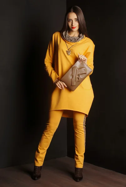 Dziewczyna sobie pomarańczowy sweter. Na białym tle portret — Zdjęcie stockowe