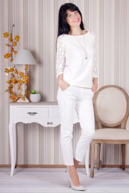 Vintage odası bir arka plan üzerinde poz güzel genç kız