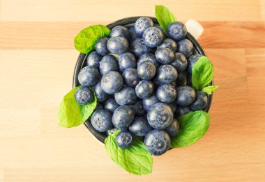 Yeşil nane ile taze yaban mersini ahşap üzerine bırakır