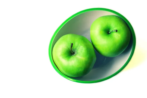 Dos manzanas verdes en el tazón — Foto de Stock