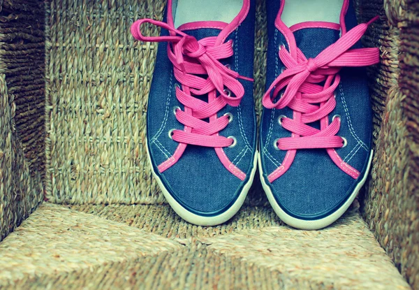 Ретро джинсы кроссовки с розовыми шнурками — стоковое фото