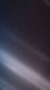 Koyu siyah, mor ve mavi tonlara sahip karamsar, koyu renk eğimli arka plan, zıt gümüş bir ışık parlaklığı ve kumlu bir dokuya sahip. En az 4K arkaplan