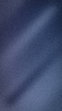 Huysuz, soyut bir arka plan koyu çivit mavisi ve tozlu mavi renkleri ince çapraz ışık efektiyle harmanlıyor. Modaya uygun buğday dokusuyla geliştirilmiş.