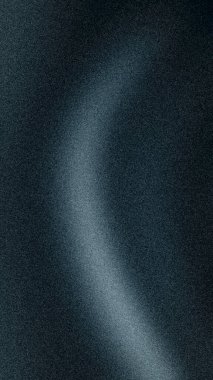 Karanlık bir donanma üssü üzerinde çelik mavisi ve gümüş renkte yumuşak parlak bir yay barındıran soyut kumlu arka plan, teknoloji duvar kağıtları ve minimalist afişler için mükemmel.