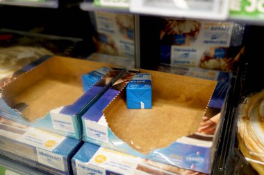 Perakende mağazasında taze hamur mayası küpleri, ekmek yapma ve pişirme malzemeleri.