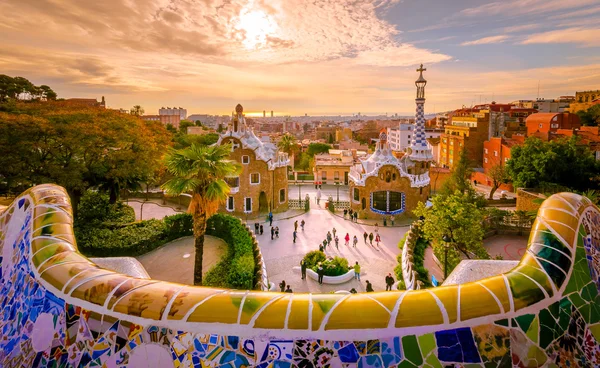 BARCELONA, SPAIN - FEBRUARY 18: View of the city from Park Guell in Barcelona, Spain on February 18, 2016. — Stock Photo, Image