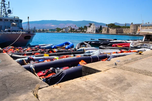 Can yelekleri Yunanistan Kos bağlantı noktası, boş lastik tekneler. — Stok fotoğraf