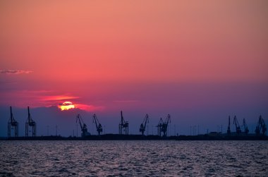 Siluet vinç limandaki 