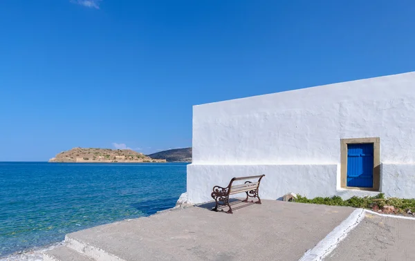 Spinalonga vy från en bänk i Plaka, Crete. — Stockfoto
