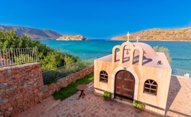 Spinalonga arkasında bir kilise