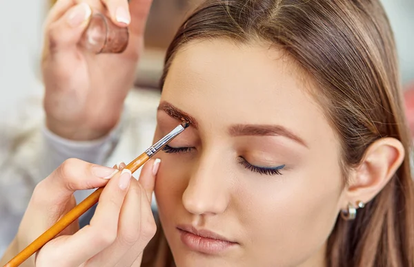 Beautiful young girl dyed her eyebrows in a beauty salon — Stock Photo, Image