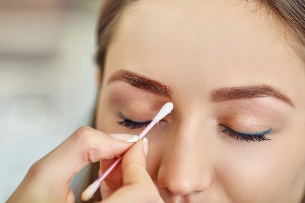 Beautiful young girl dyed her eyebrows in a beauty salon — Stock Photo, Image