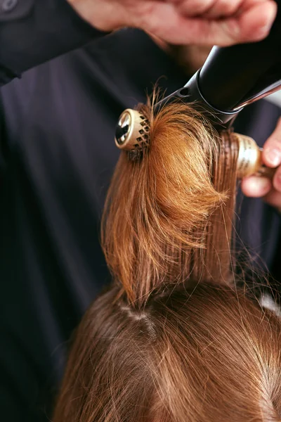 Secar, peinar el cabello de las mujeres en un salón de belleza — Foto de Stock