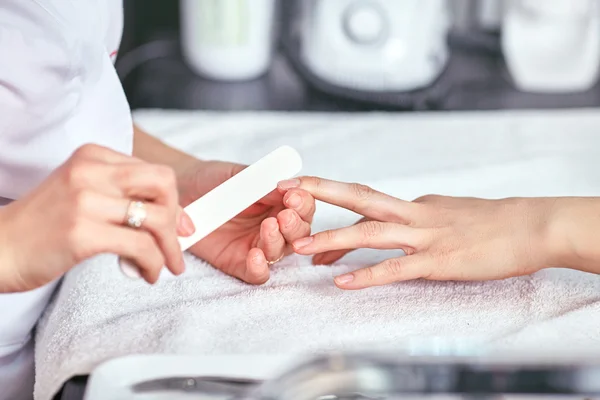 Maniküre für Frauen, Nagelfeile, Handpflege — Stockfoto