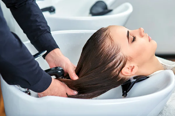 Shampoo für Haare, Schönheitssalon, Haarwäsche — Stockfoto