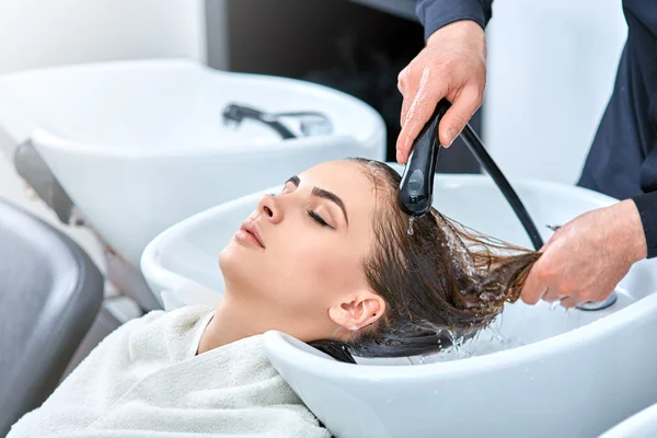 Shampoo für Haare, Schönheitssalon, Haarwäsche — Stockfoto