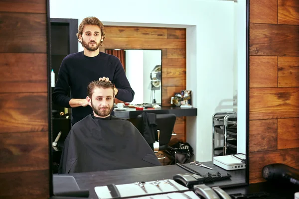 Friseur schneidet Männern im Schönheitssalon die Haare — Stockfoto