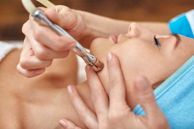 Ultrasonik yüz Temizleme, peeling, bir Güzellik Salonu