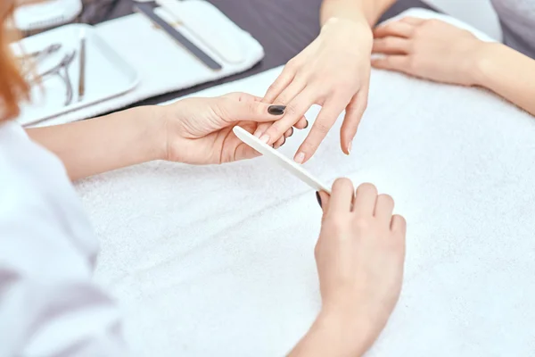 Manicura femenina, Esmalte de uñas, Cuidado de las manos — Foto de Stock