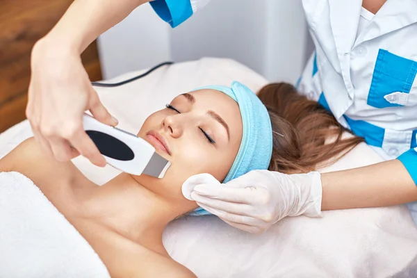 Pulizia del viso ad ultrasuoni, peeling, in un salone di bellezza — Foto Stock