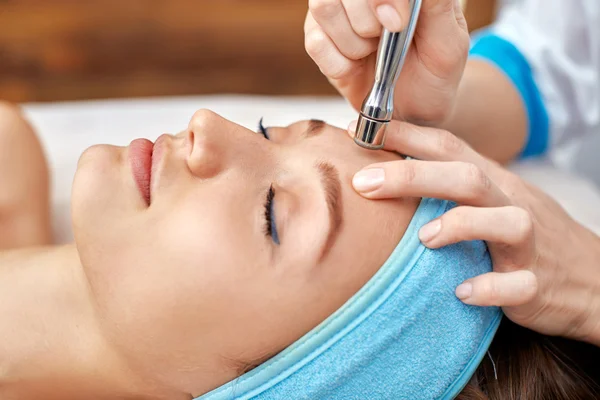 Ultrasone gezicht reinigen, peeling, in een schoonheidssalon — Stockfoto