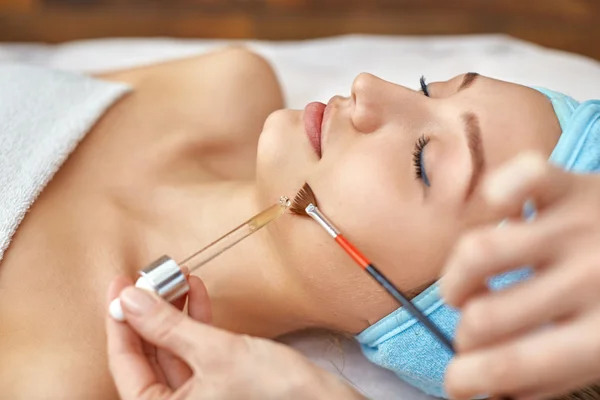 Ultraschall-Gesichtsreinigung, Peeling, im Schönheitssalon — Stockfoto