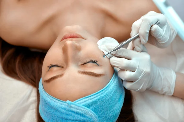 Mechanical face cleaning in the beauty salon