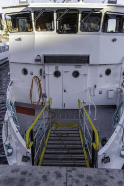 Uzun, yıpranmış taş duvarlar ve tarihi bir Avrupa şehir merkezinde temeller inşa eden kaldırım taşlarıyla döşenmiş dik, dar ve karanlık bir ara sokağa bakan bir manzara..