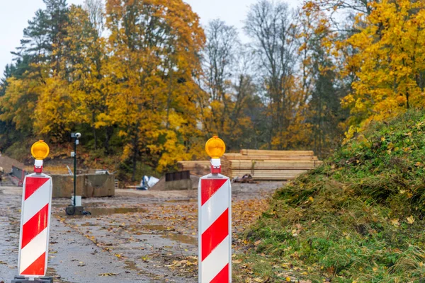 İnşaat alanındaki kırmızı ve beyaz çizgili trafik ışıklarını kapatın. Güvenlik ekipmanları ve altyapı bakımına odaklan.