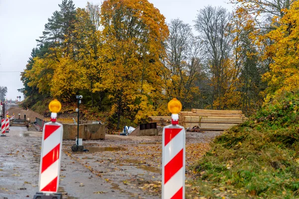 İnşaat alanındaki kırmızı ve beyaz çizgili trafik ışıklarını kapatın. Güvenlik ekipmanları ve altyapı bakımına odaklan.