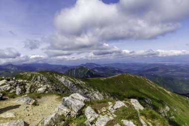 Aşağıdaki vadiyi panoramik olarak gören yüksek bir dağ sırtındaki sınır karakolu. Sınırlar, özgürlük, keşif ve ulaşım kavramı.
