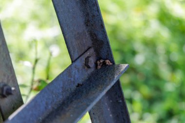 Paslı bir cıvatayla açılı bir metal kiriş bağlantısını kapat. Sanayi mirası, inşaat güvenliği veya yapı mühendisliği temaları için ideal.