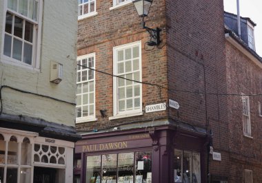 İngiltere 'deki York Harabesi: Tarihi tuğla binalar ve klasik İngiliz mimari ayrıntıları ve sokak tabelalarının yer aldığı sokak köşesi.