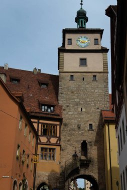 Almanya 'da Rothenburg ob der Tauber' de kemerli geçidi olan Weisser Turm adındaki taş saat kulesi açık gökyüzü altında.