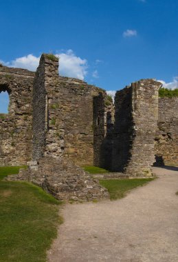 Richmond Şatosu - İngiltere: Kalın duvarlı ve kemerli antik taş şatonun bir fotoğrafı.