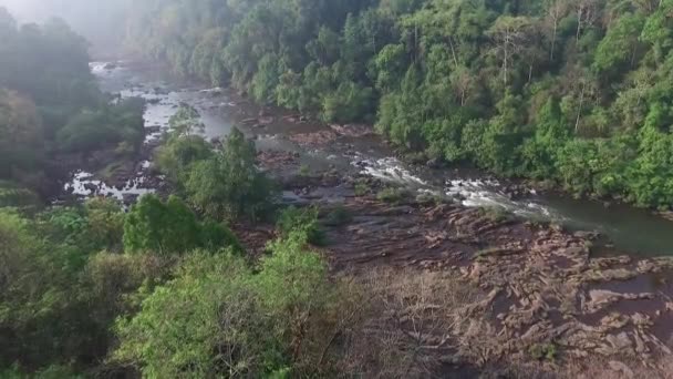 Athirapally Cachoeiras na costa sudoeste da Índia — Vídeo de Stock
