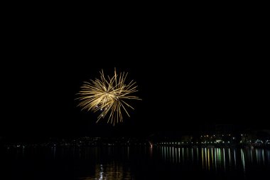 Gölde havai fişekler