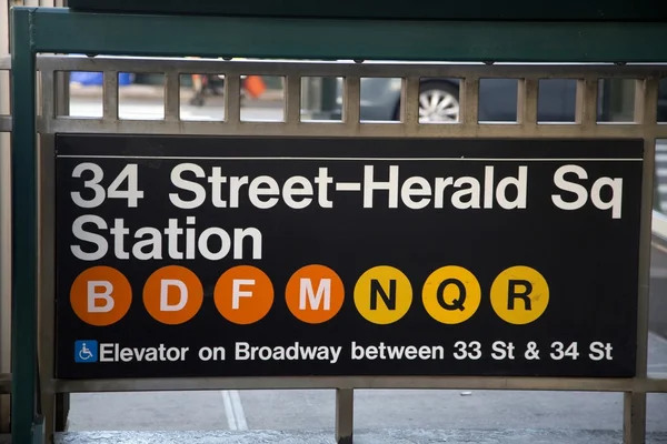 Estados Unidos - Nueva York - Signo del metro — Foto de Stock