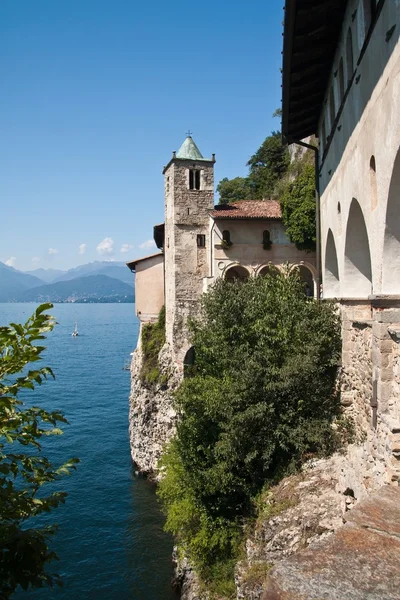 Maggiore Lake - Hermitage van Santa Caterina del Sasso — Stockfoto
