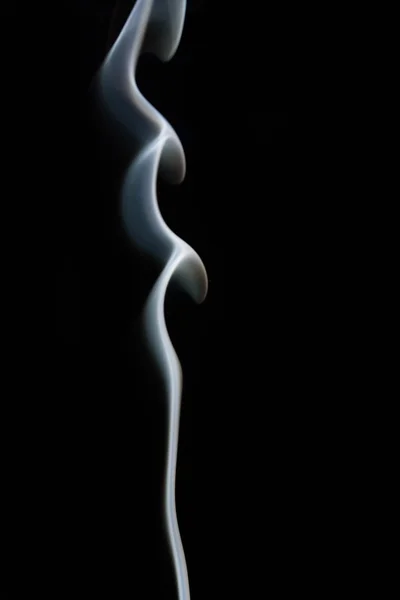 Humo abstracto sobre fondo negro — Foto de Stock