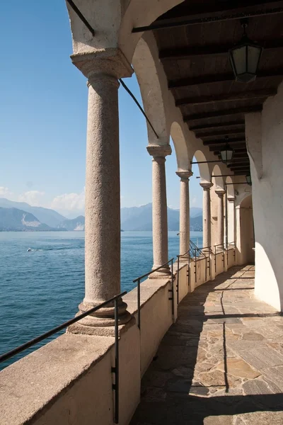 Maggiore sjön - Hermitage av Santa Caterina del Sasso — Stockfoto